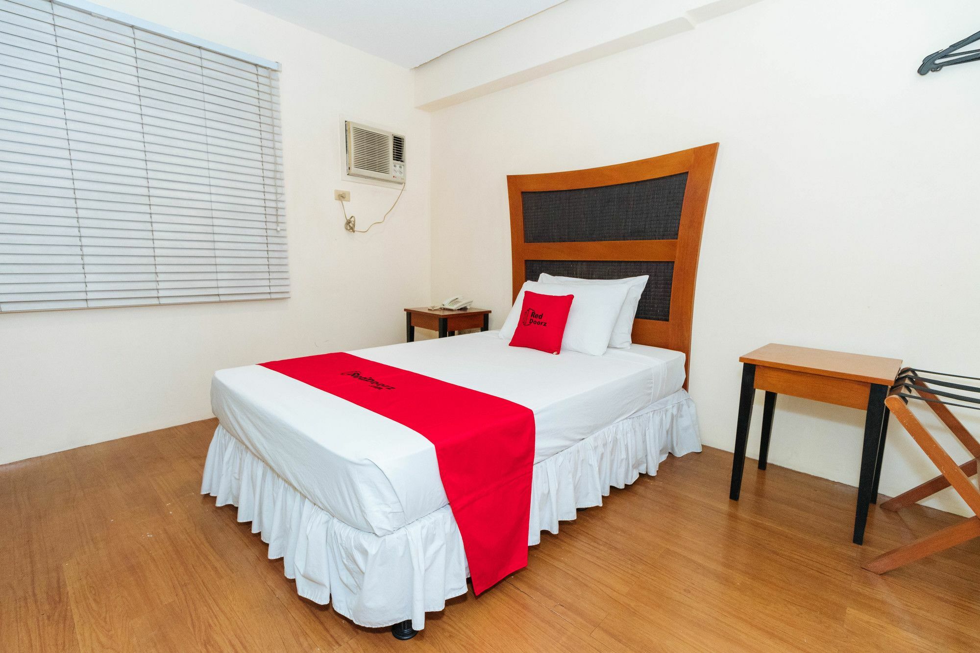 Reddoorz @ Amorsolo Makati Makati City Exteriér fotografie