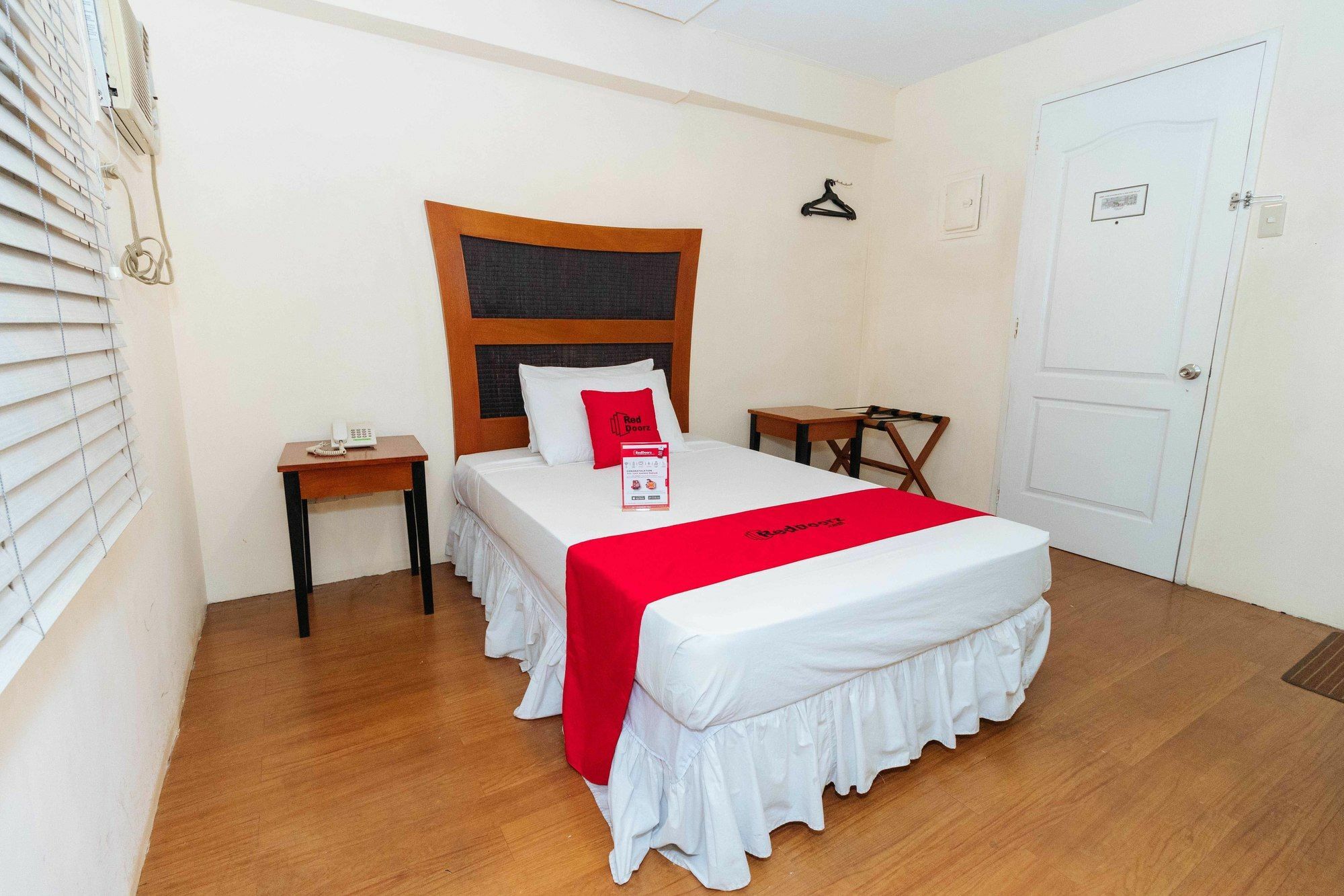 Reddoorz @ Amorsolo Makati Makati City Exteriér fotografie
