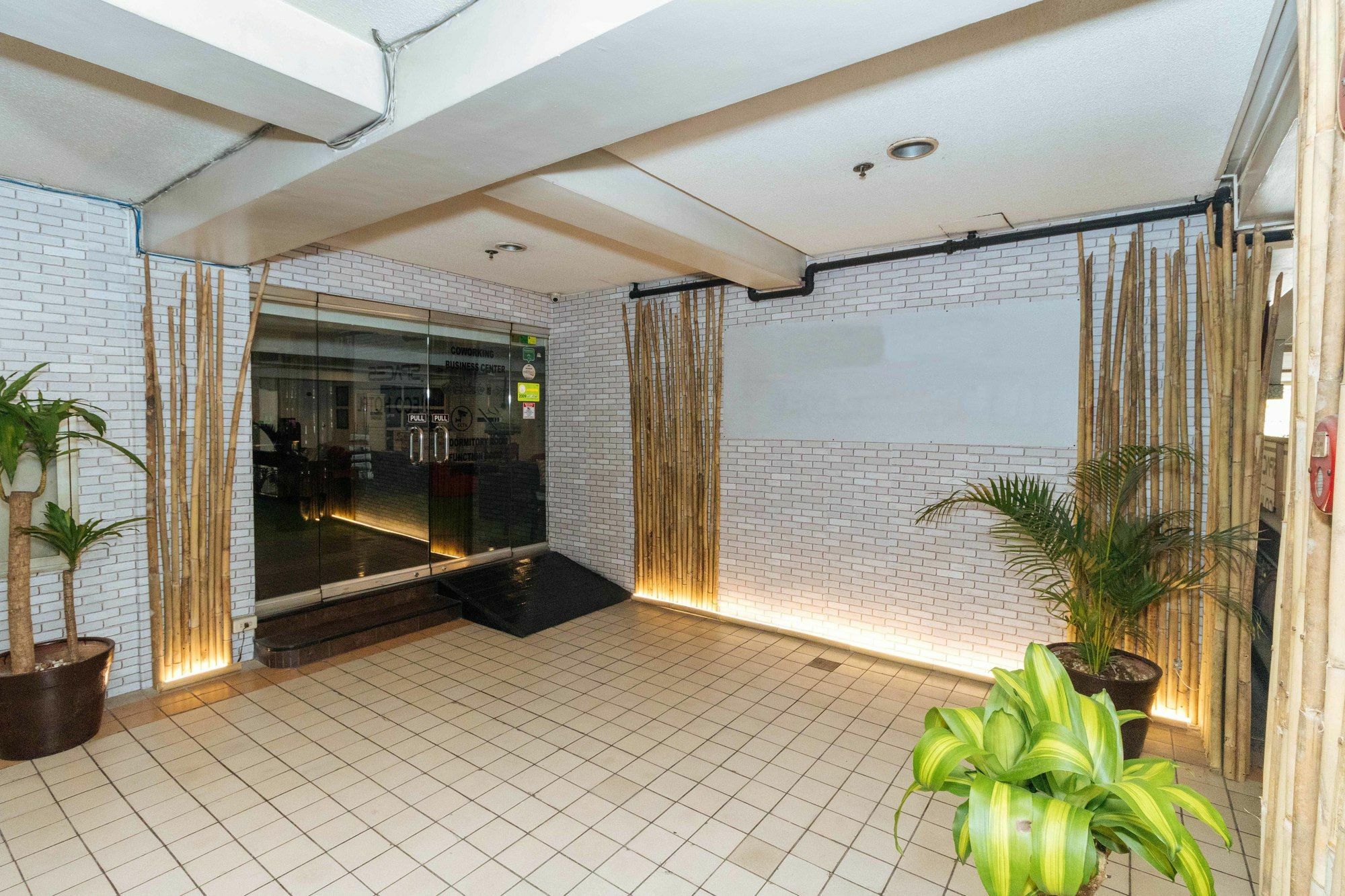 Reddoorz @ Amorsolo Makati Makati City Exteriér fotografie